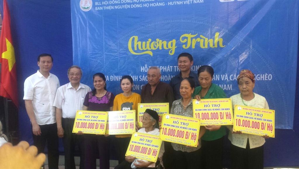 Hội đồng dòng tộc họ Hoàng-Huỳnh Việt Nam tổ chức chương trình thiện nguyện tại Hải Dương Hội đồng dòng tộc họ Hoàng-Huỳnh trao 34 sổ tiết kiệm, mỗi sổ trị giá 10 triệu đồng.