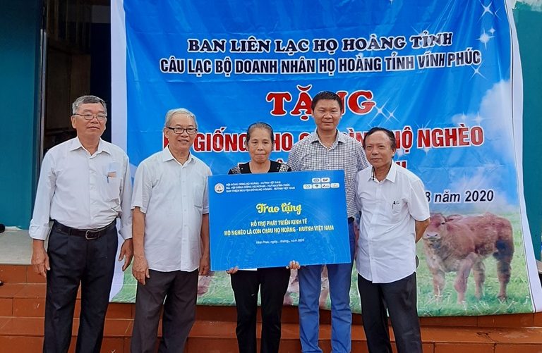 Dòng họ Hoàng-Huỳnh Vĩnh Phúc: Giúp người nghèo vượt khó Đại diện Hội đồng dòng tộc Hoàng - Huỳnh trao bò giống cho gia đình ông Hoàng Văn Thể, thôn Quan Tử, xã Sơn Đông, huyện Lập Thạch