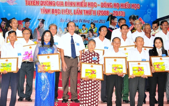 Bạc Liêu: Dòng họ Hoàng giúp con cháu nuôi chí lớn Dòng họ Hoàng Đăng tại Bạc Liêu khuyến học khuyến tài