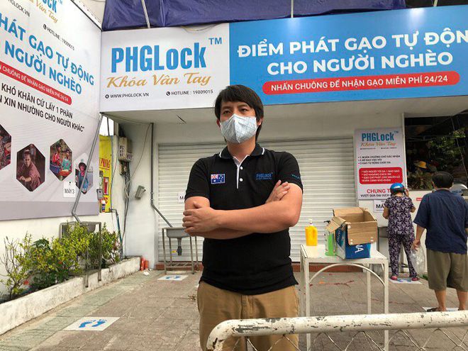 Chủ nhân ‘ATM gạo’ kể về đời mình Anh Hoàng Tuấn Anh tại điểm đặt "ATM gạo" đầu tiên