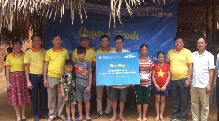 Hội đồng dòng tộc họ Hoàng – Huỳnh Việt Nam tổ chức thiện nguyện tại xã Tân Nguyên (Yên Bái) Hội đồng dòng họ Hoàng - Huỳnh Việt Nam trao tặng tiền hỗ trợ phát triển kinh tế cho gia đình anh Hoàng Văn Thuỷ, thôn Khe Cọ, xã Tân Nguyên