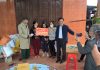 Ban Vận động thành lập họ Hoàng – Huỳnh tỉnh Quảng Bình trao tiền quyên góp ủng hộ cho gia đình có hoàn cảnh khó khăn