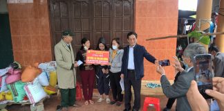 Ban Vận động thành lập họ Hoàng – Huỳnh tỉnh Quảng Bình trao tiền quyên góp ủng hộ cho gia đình có hoàn cảnh khó khăn