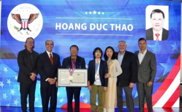 Anh hùng Lao động Hoàng Đức Thảo nhận giải thưởng Phụng sự tình nguyện tại Mỹ